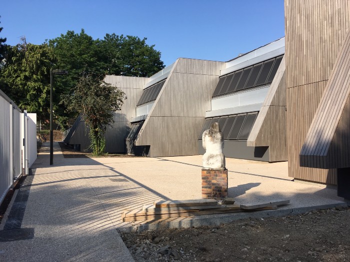 Mit Thermo-Pappel trifft im Schulzentrum von Saint-Germain-en-Laye Ästhetik auf Ökologie